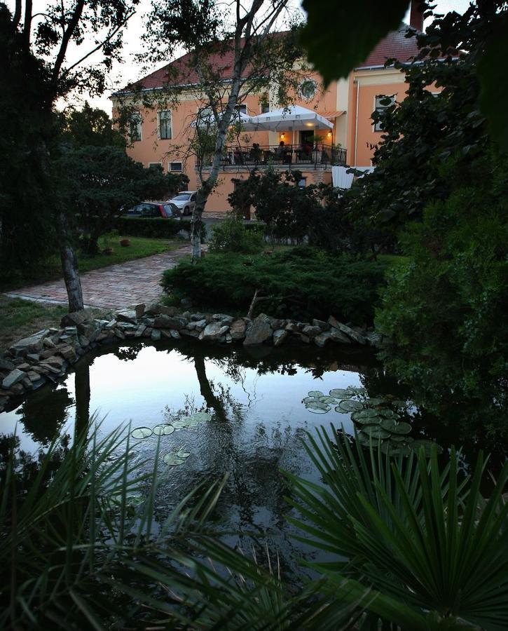 Gozmalom Etterem Es Panzio Bed & Breakfast Kormend Exterior photo
