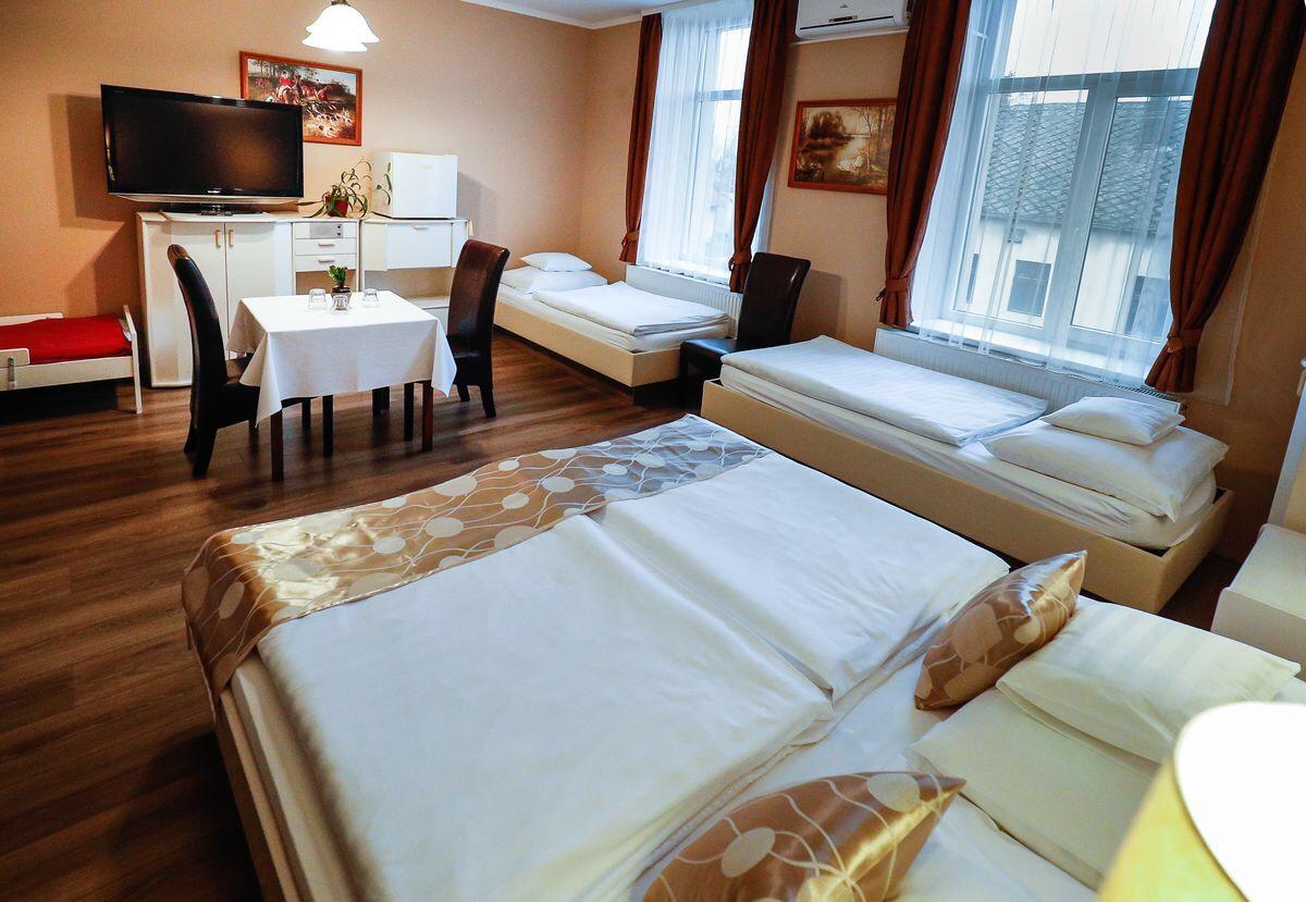 Gozmalom Etterem Es Panzio Bed & Breakfast Kormend Exterior photo