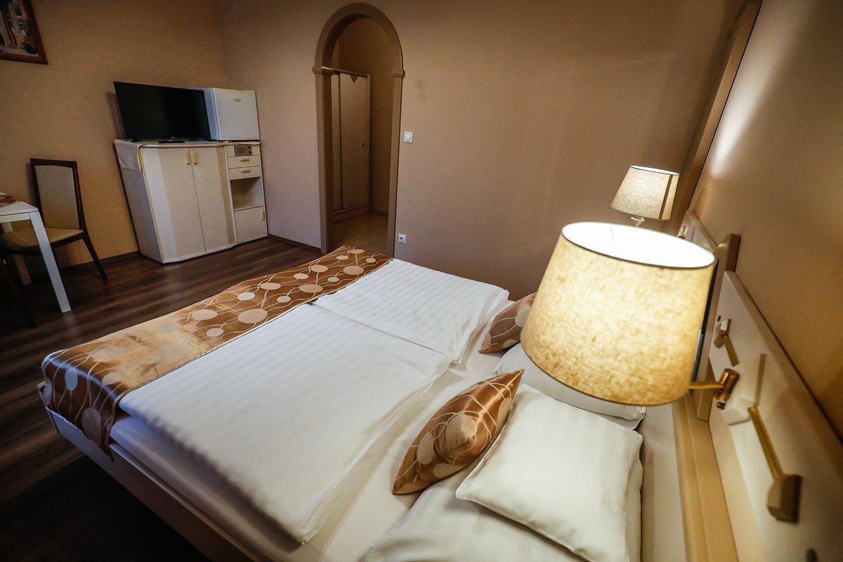Gozmalom Etterem Es Panzio Bed & Breakfast Kormend Exterior photo
