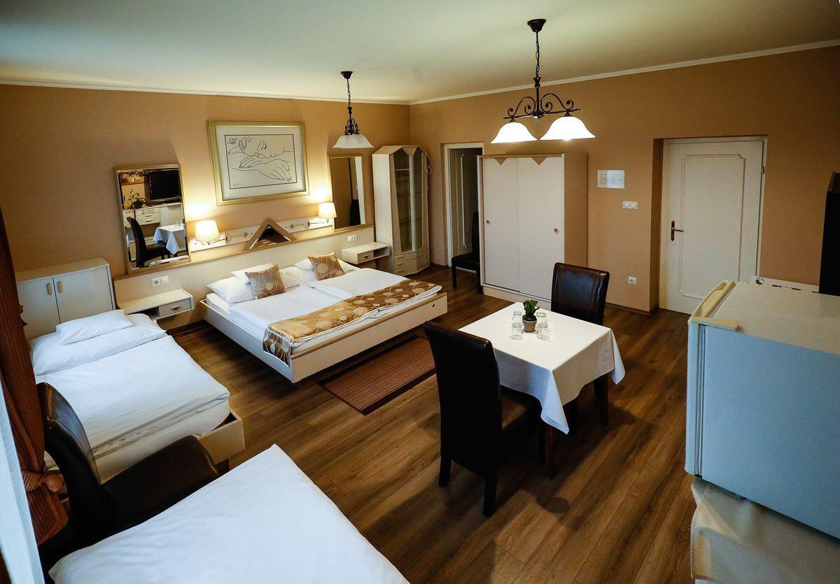 Gozmalom Etterem Es Panzio Bed & Breakfast Kormend Exterior photo