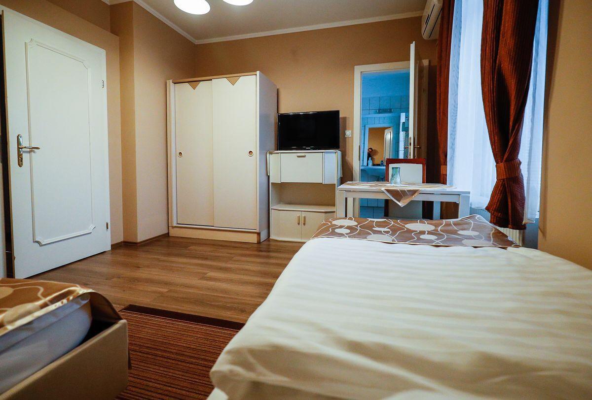 Gozmalom Etterem Es Panzio Bed & Breakfast Kormend Exterior photo