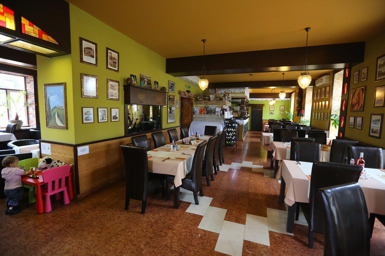 Gozmalom Etterem Es Panzio Bed & Breakfast Kormend Exterior photo